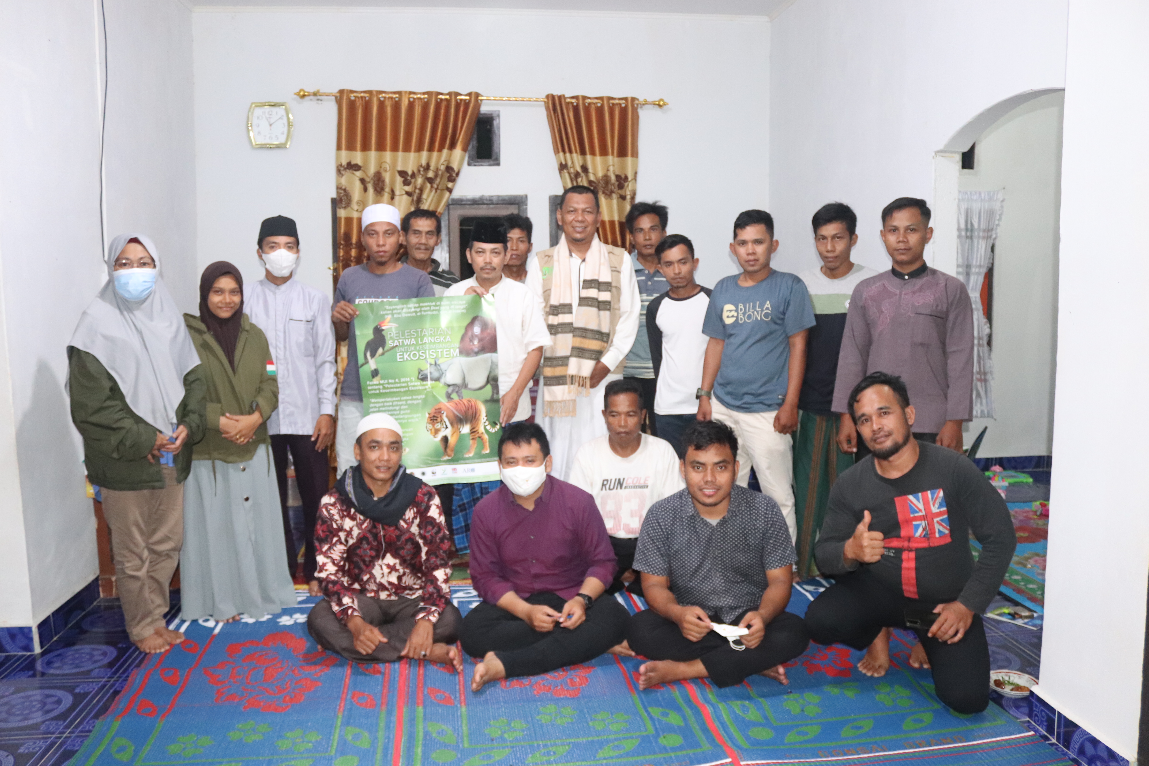 PPI UNAS Team and community at Rimbang Baling Wildlife Reserve hold a poster regarding the The Fatwa of Wildlife Protection for the Balance of Ecosystem. (Photo: Taufik Mulyana/PPI UNAS)